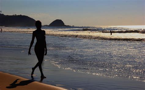 chicas desnudas en la playa|Fotos Porno de Playa al Desnudo